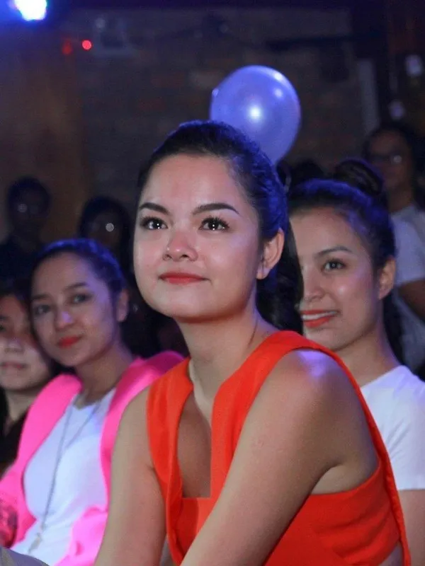 Phạm Quỳnh Anh xúc động vì tình cảm của fan dành cho mình trong ngày sinh nhật. Minh Hằng cũng không kềm được nước mắt trước tình cảm của FC.