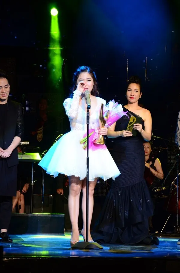 Nữ ca sĩ không cầm được nước mắt khi lên sân khấu nhận giải Cống Hiến. Nữ ca sĩ không cầm được nước mắt khi lên sân khấu nhận giải Cống Hiến.
