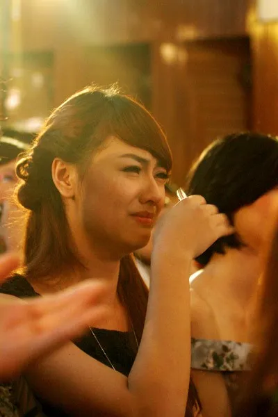 Hồng Quế thu hút gần hết ống kính phóng viên trong một đêm nhạc khi bất ngờ òa khóc lúc tình cũ Tuấn Hưng đang hát trên sân khấu. Diễm Hương rơi nước mắt vì bị các thí sinh Miss Earth cho rằng mình không thân thiện.