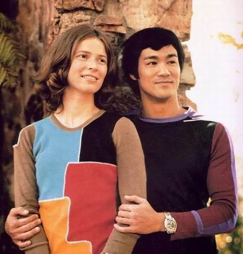 Bật mí chuyện tình của Lý Tiểu Long với cô gái Tây ảnh 1 Lý Tiểu Long trở thành thần tượng trong lòng cô nữ sinh Linda Emery ngay từ những phút đầu.