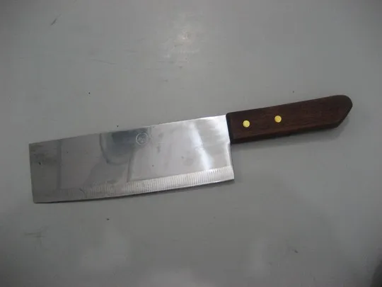 Bị truy đuổi, điên loạn chém chết người ảnh 3 Một trong hai con dao mà Thái dùng để gây án