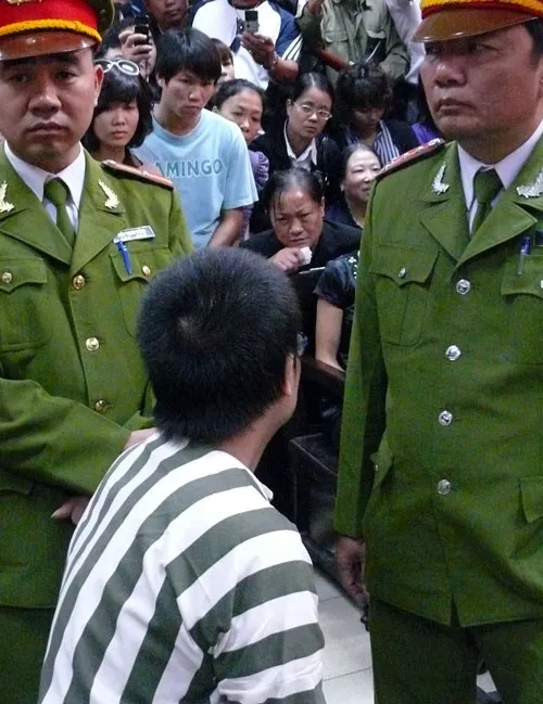 Nguyễn Đức Nghĩa và mẹ (người cầm giấy trắng trên tay) dặn dò nhau tại phiên xét xử. Ảnh:P. Hoa. Nguyễn Đức Nghĩa và mẹ dặn dò nhau tại phiên xét xử. Ảnh: CTV.