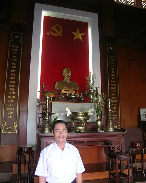 Chùm ảnh Nhà văn viếng thăm Đền Tưởng niệm Ngã Ba Giồng và 18 thôn vườn trầu (3) ảnh 3