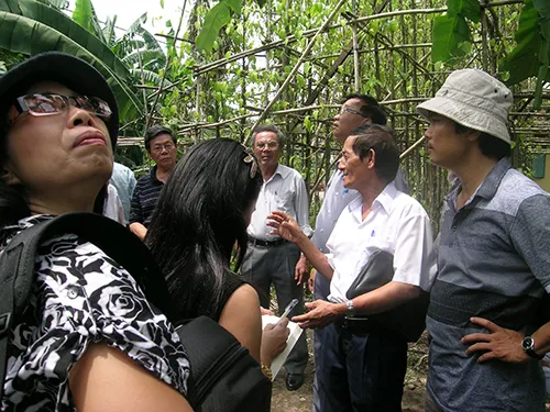 Chùm ảnh Nhà văn viếng thăm Đền Tưởng niệm Ngã Ba Giồng và 18 thôn vườn trầu (3) ảnh 9