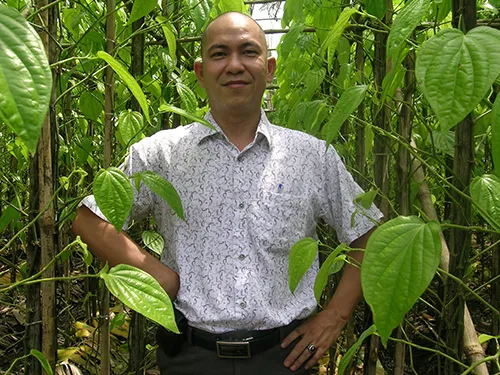 Chùm ảnh Nhà văn viếng thăm Đền Tưởng niệm Ngã Ba Giồng và 18 thôn vườn trầu (3) ảnh 11