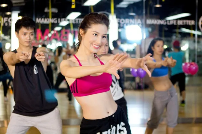Diễm My khoe eo thon trong phòng tập