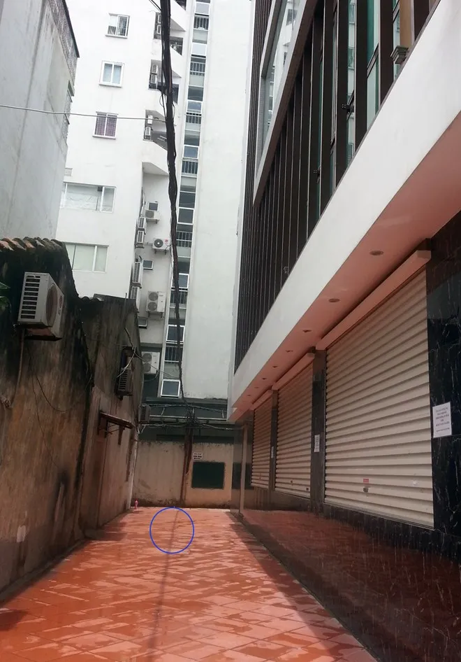 Vị trí Hạnh nhảy từ tầng cao xuống đất tự tử. Ảnh:Việt Đức. N
