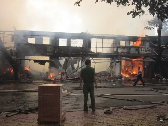 Hơn chục nhà dân bị lửa thiêu rụi hoàn toàn