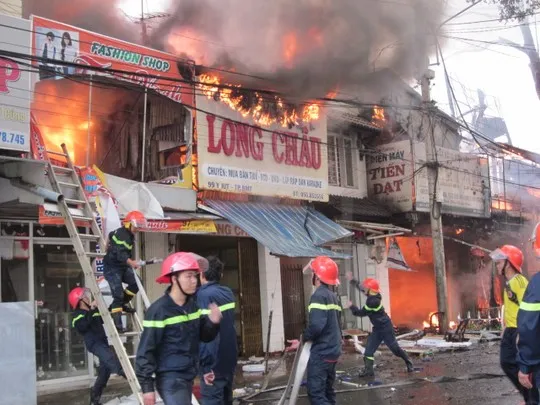 Cháy lớn thiêu rụi hơn chục nhà mặt tiền tại TP Buôn Ma Thuột ảnh 1