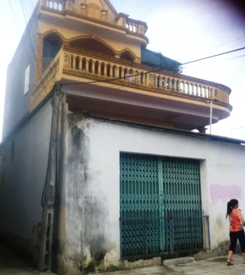 Ngôi nhà, nơi em Hiểu tử vong trên tầng 2 do bị dây phơi quấn cổ Ngôi nhà, nơi em Hiểu tử vong trên tầng 2 do bị dây phơi quấn cổ