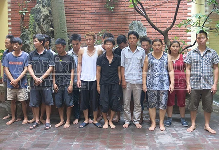 Các con bạc bị bắt giữ, trong đó có cả phụ nữ