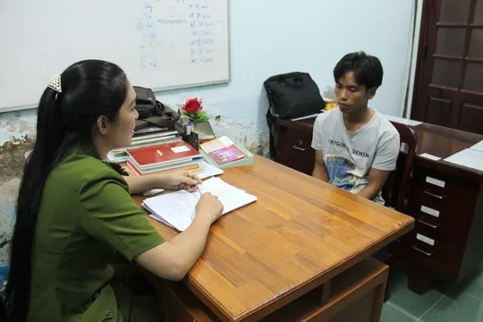 Nguyễn Ngọc Tuấn (phải) trình bày lời khai về vụ đánh nhau