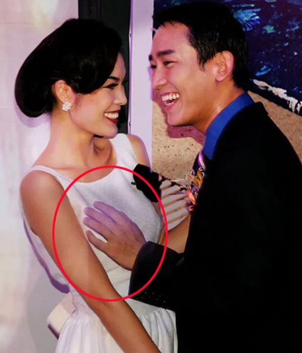 Trong sự kiện Đêm hội chân dài, Hứa Vĩ Văn hội ngộ người đẹp Dương Cẩm Lynh, anh đến ôm chào cô và trong một khoảnh khắc, bàn tay của nam diễn viên đặt lên ngực Cẩm Lynh bị ghi lại. 