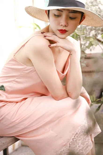 Tóc Tiên khoe vẻ mong manh với váy dây ảnh 3