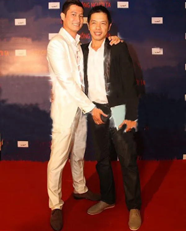 Trên thảm đỏ công chiếu phim Lấy chồng người ta, 2 diễn viên của phim Huy Khánh và Thái Hòa có bức ảnh đáng nhớ là hành động Huy Khánh nắm lấy chỗ hiểm của anh bạn diễn. 