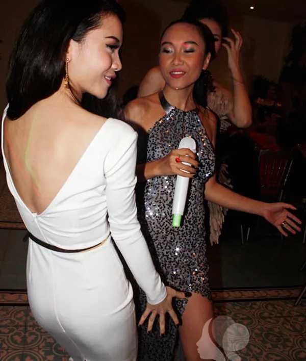 Tại hậu trường Bước nhảy hoàn vũ, nhiều người lầm tưởng Yến Trang đang đụng chạm đàn chị Đoan Trang, tuy nhiên đây chỉ là bức ảnh vô tình có góc máy chụp “độc”.