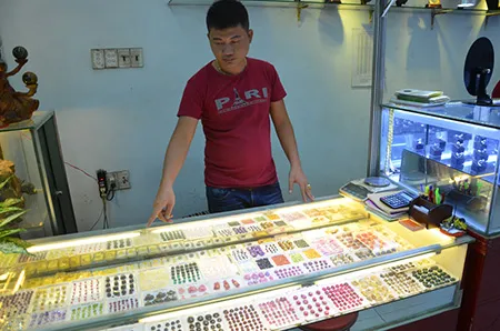 Anh Dũng chỉ vào những loại đá quý đã bị cướp giật mất