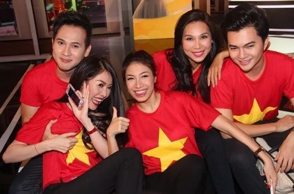 Trong một dịp quy tụ đông đảo các ca sĩ tại hậu trường, Pha Lê, Nam Cường, Quế Vân, Nguyên Vũ và MC Nguyên Khang cùng mặc đồng phục in hình quốc kỳ. Tuy nhiên điều đáng nói là hành động phản cảm của Nguyên Vũ và Quế Vân khi cánh tay của nam ca sĩ bóp chặt vào vòng 1 nữ đồng nghiệp đang cười rạng rỡ. 