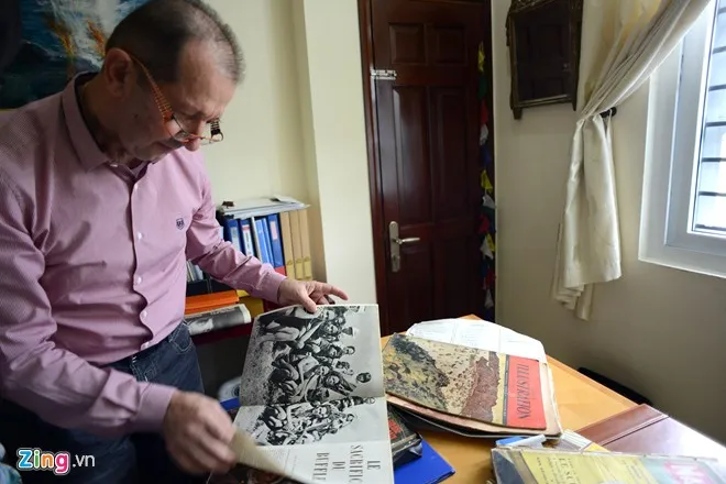 Ông Guy Lacombe là một doanh nhân người Pháp đã sống và làm việc ở Việt Nam hơn 14 năm. Ông say mê Văn hoá Việt Nam nên sưu tầm được nhiều cổ vật giá trị. Trong ba năm, Guy Lacombe miệt mài sưu tầm bưu ảnh Đông Dương bằng cách mua bán và trao đổi trên mạng internet và hiện có khoảng 3000 bức bưu ảnh từ năm 1896 đến 1945 .