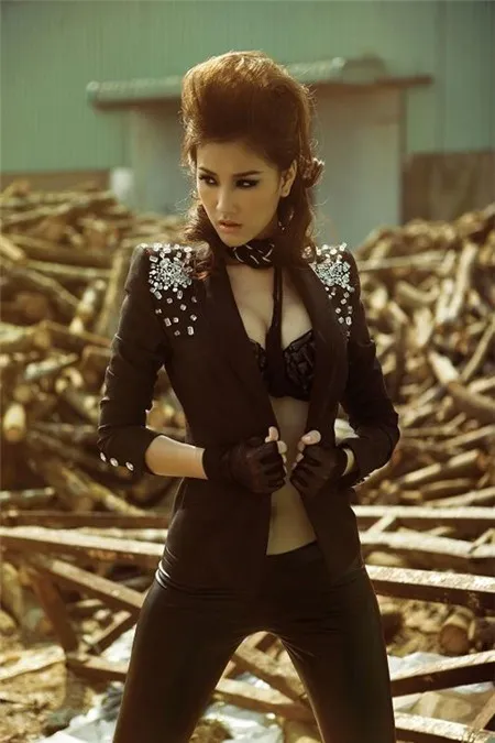 Sao Việt 'quên' cài khuy áo ngực, khoe khéo vòng 1 bốc lửa