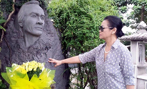 Khánh Ly viếng mộ Trịnh Công Sơn sát giờ bay ra Hà Nội chuẩn bị cho liveshow.