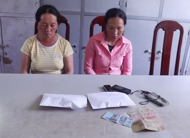 Hai đối tượng Cứ Thị Say và Mùa Thị Mỹ cùng tang vật tại cơ quan điều tra.