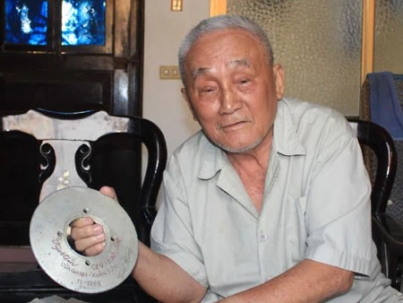 Ông Hùng và kỷ vật từng được dùng để tháo lắp ngư lôi.