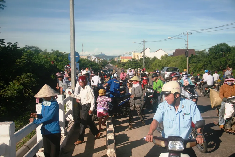 Hàng trăm người tập trung xem vụ việc