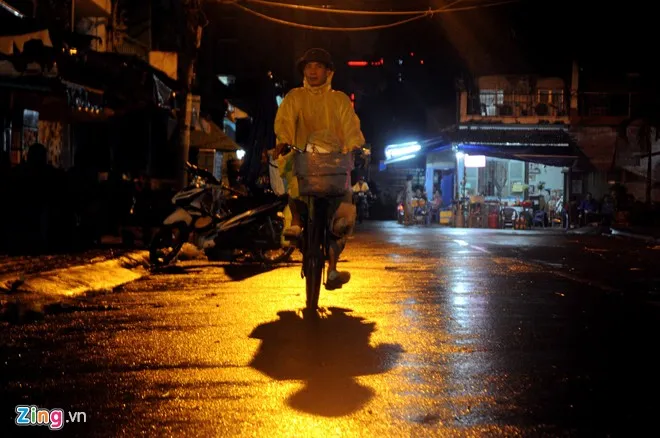 Anh Thép Mai (49 tuổi), từ miền Bắc vào thuê nhà ở Gò Vấp đề đi bán bánh chưng dạo bằng chiếc xe đạp cũ trong ngày mưa.