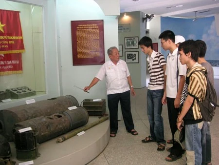 Ông Hùng kể lại việc rà phá thủy lôi cho sinh viên tại Bảo tàng Hải quân.