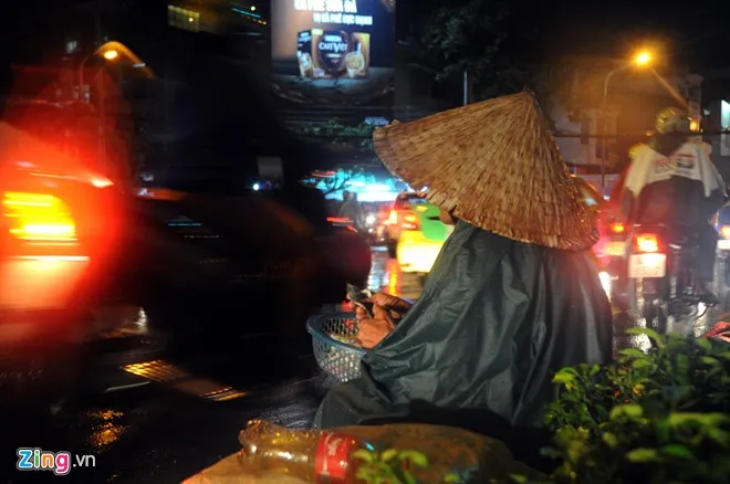Bà cụ năm nay đã ngoài 70 tuổi, mắt không còn nhìn thấy vẫn ngồi bán bông tăm trong đêm mưa ở ngã tư Nguyễn Trãi-Nguyễn Văn Cừ (quận 5).