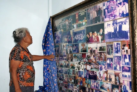 Những bức ảnh quý của bà Liên đóng thành khung và đặt ngay trên đầu giường ngủ