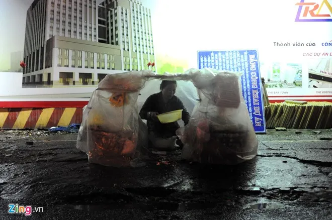 Người phụ nữ này quê ở miền Trung, chị vào đây buôn bán để nuôi hai đứa con đang học đại học.