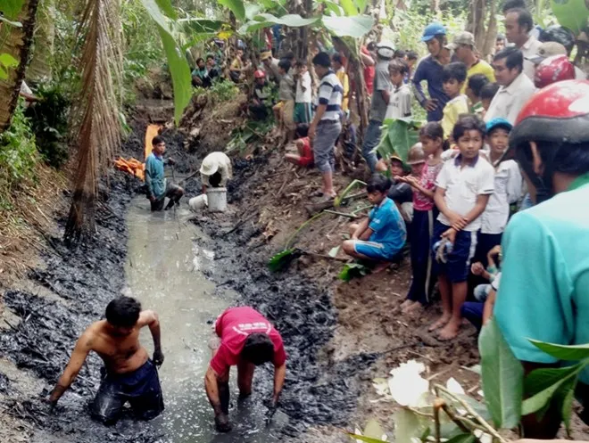 Sau khi Xuyến và D. bị bắt, cơ quan điều tra tổ chức tìm hung khí gây án tại ao gần hiện trường ở xã Đại Ân 2. Sau khi Xuyến và Duyên bị bắt, cơ quan điều tra tổ chức tát ao gần hiện trường ở xã Đại Ân 2 để mò hung khí gây án.