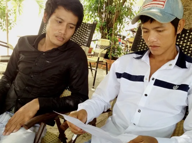 Đỡ (áo trắng) và Mươl được đình chỉ điều tra hơn 2 tháng trước. Đỡ (áo trắng) và Mươl được đình chỉ điều tra hơn 2 tháng trước.