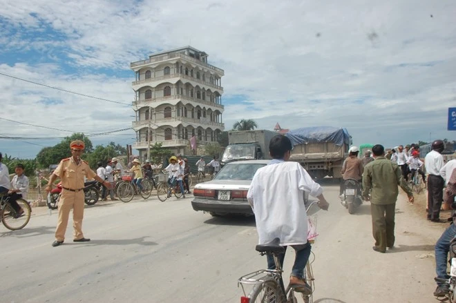 Tại hiện trường, thi thể người đàn ông bị biến dạng nằm ngang trên đường sắt, cách đó không xa là đoàn tàu. Chiếc xe máy bị nát bét hoàn toàn. Xác nạn nhân sau đó được đưa ra khỏi hiện trường để làm thủ tục mai táng. Đoàn tàu phải dừng lại một thời gian mới có thể tiếp tục hành trình. Nguyên nhân vụ tai nạn đang được cơ quan chức năng điều tra làm rõ.