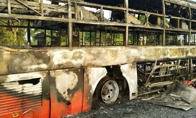 Trước đó chiếc xe bị nổ lốp.