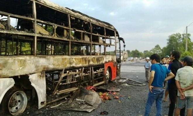 Chiếc xe bị cháy rụi hoàn toàn.