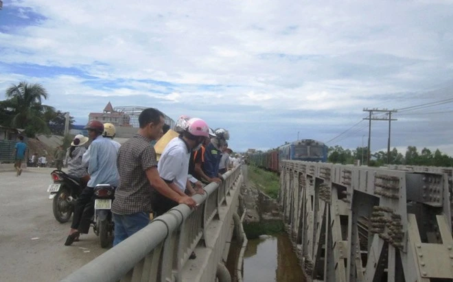 Vụ tai nạn thu hút hàng trăm người dân hiếu kỳ đến hiện trường để xem khiến giao thông trên quốc lộ 1A qua đoạn đường này bị ách tắc nghiêm trọng. Nhận tin báo, lực lượng CSGT huyện Diễn Châu có mặt để pahan luồng giao thông, giải tỏa ách tắc.