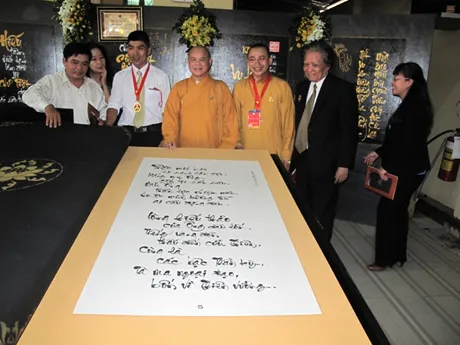 Quyển Kinh Vu Lan và Báo hiếu có chiều dài 2,3m, chiều rộng 1,4m, chiều cao 37cm, trọng lượng 500kg