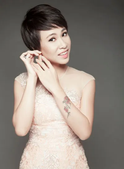 Hình hoa đào ở tay được Uyên Linh tượng trưng cho sự sinh sôi nảy nở, thậm chí là trên vùng đất xấu, hoa vẫn có thể nở