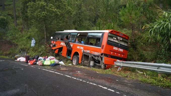 Xe đâm vách núi, 3 người chết, 11 người đa chấn thương ảnh 2 Xe đâm vách núi, 3 người chết, 11 người đa chấn thương ảnh 2