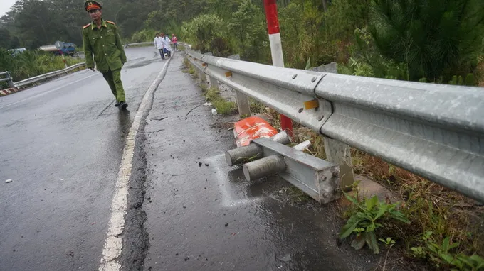 Xe đâm vách núi, 3 người chết, 11 người đa chấn thương ảnh 4 Xe đâm vách núi, 3 người chết, 11 người đa chấn thương ảnh 4