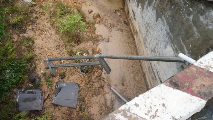 Xe đâm vách núi, 3 người chết, 11 người đa chấn thương ảnh 5 Xe đâm vách núi, 3 người chết, 11 người đa chấn thương ảnh 5