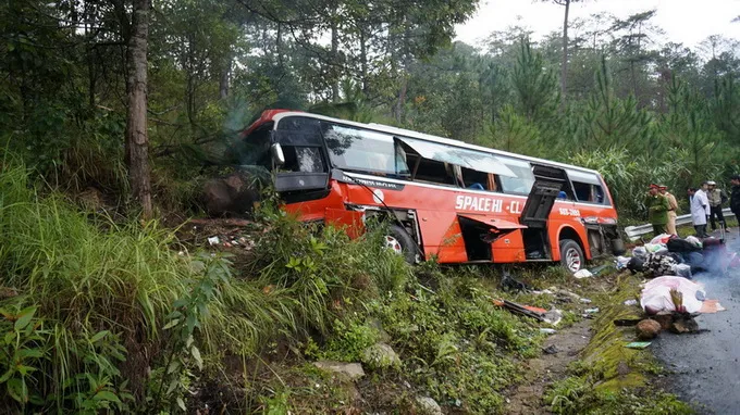 Xe đâm vách núi, 3 người chết, 11 người đa chấn thương ảnh 1 Xe đâm vách núi, 3 người chết, 11 người đa chấn thương ảnh 1