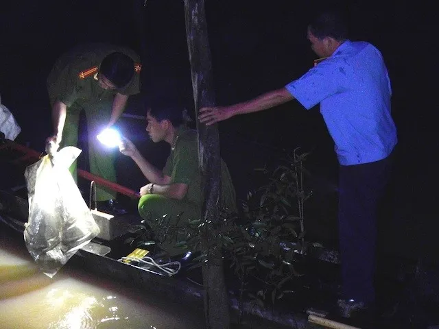 Cơ quan chức năng khám nghiệm hiện trường vụ việc. 