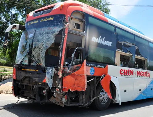 Xe giường nằm Chín Nghĩa cũng hư hỏng nghiêm trọng. Ảnh:Trí Tín 11-8-Anh-4-Tai-nan-giao-thong-8620-14077