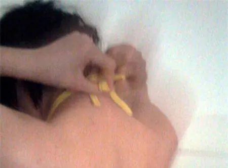 Bị tống tình, thiếu nữ nhục nhã cởi quần áo để bạn trai quay clip ảnh 1