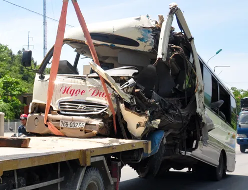 Xe khách 24 chỗ biến dạng sau khi tông trực diện vào xe giường nằm. 11-8-Anh-1-Tai-nan-3652-1407728878.jpg