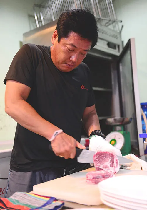 Ông Woo bán thịt nướng ảnh 1 Ông Woo bán thịt nướng ảnh 1